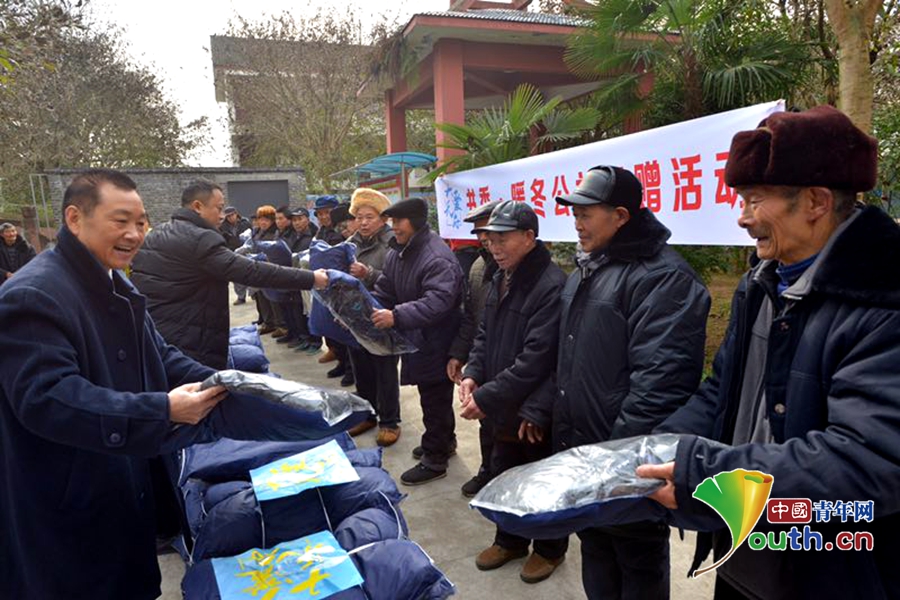 "大爱天府书香·暖冬公益捐赠活动"中,老爷爷们领到了棉衣和书籍.