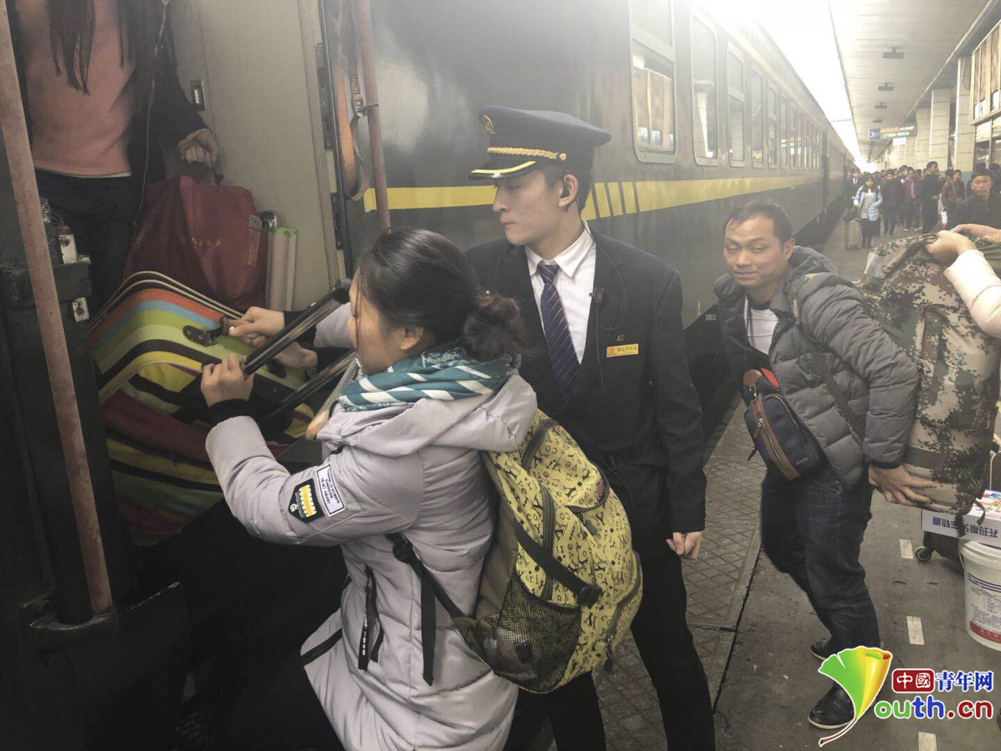 【网络媒体走转改】重庆客运段多举措保证春运平安 返乡乘客心里更舒