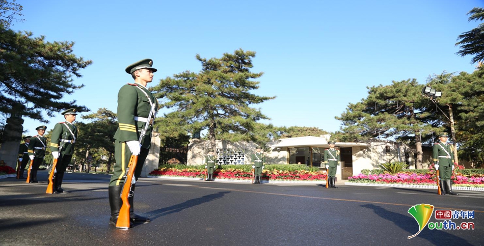 走进钓鱼台"国宾卫士":一举一动都代表国家形象_新闻频道_中国青年网