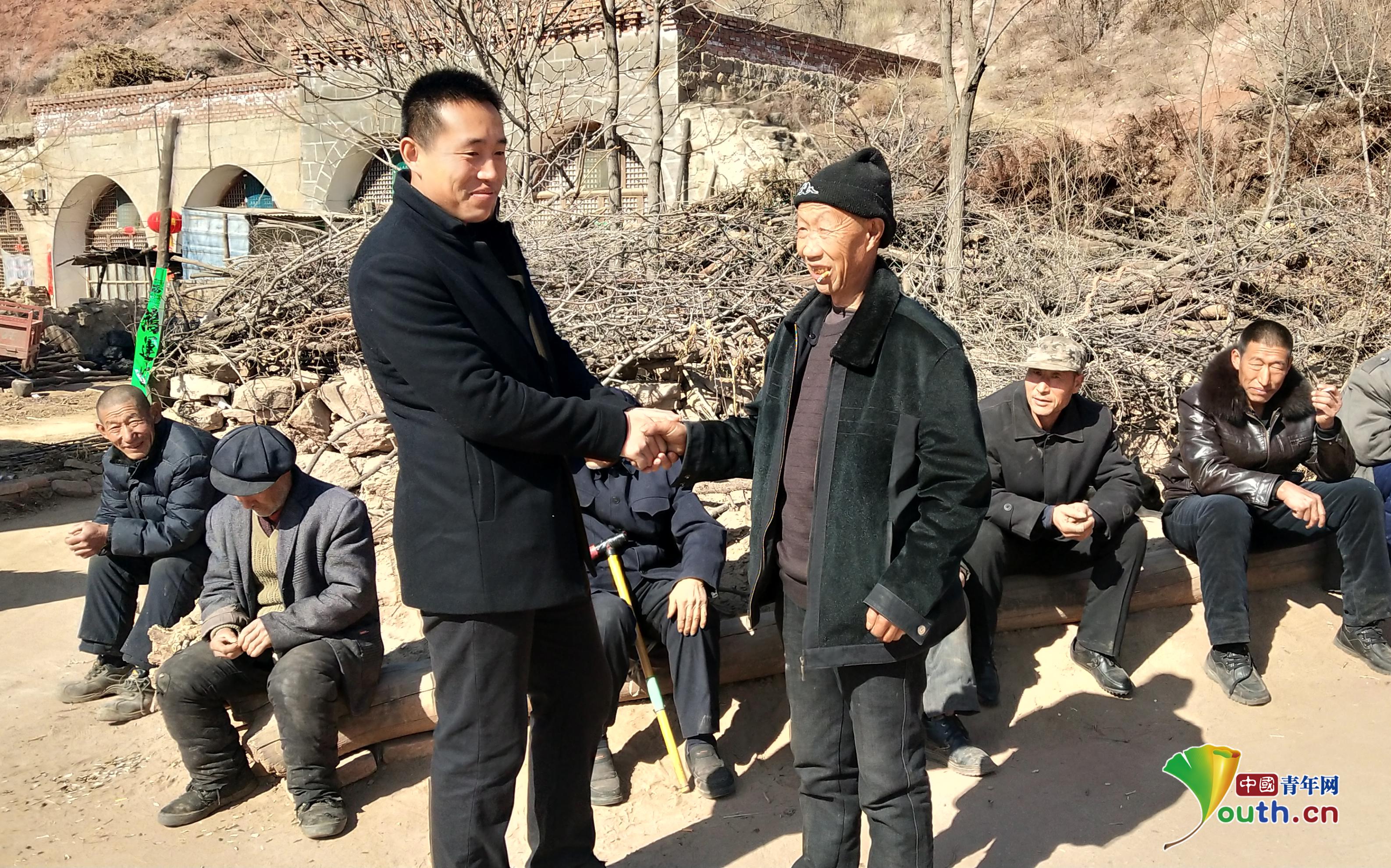 第一书记石坚:被总书记握过的这双手要托起乡亲们的致富希望