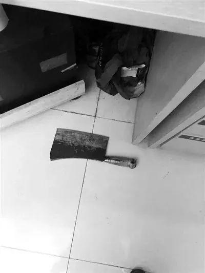 一把刀迎面飞来,他抬手就挡了上去!"我不能躲,我背后有群众!