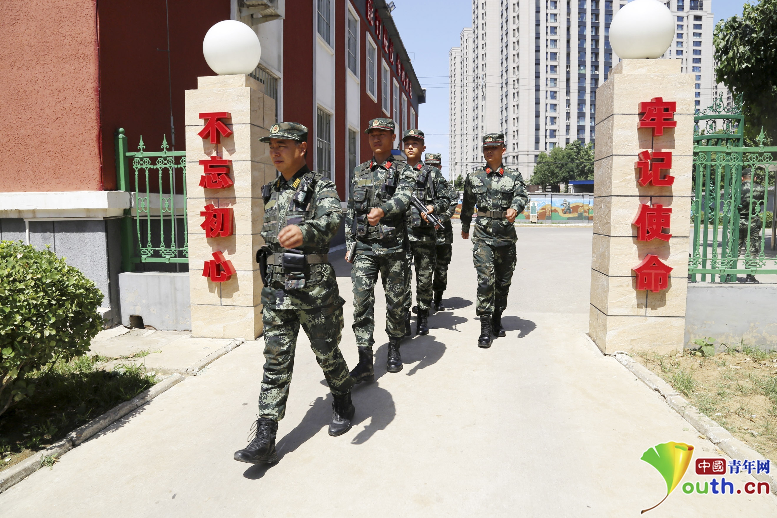 首都高温百余名武警校尉走上执勤一线送清凉