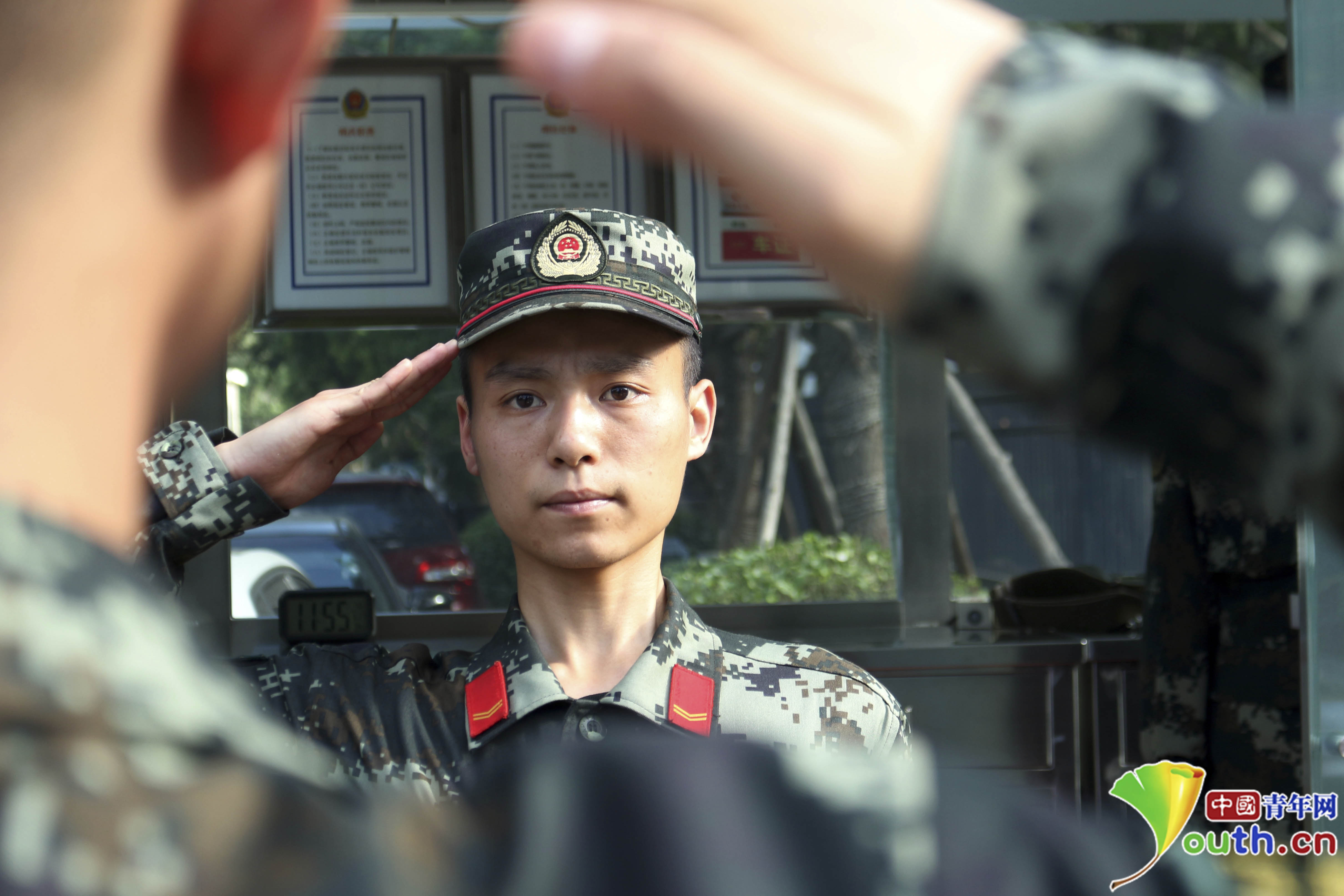 首都高温百余名武警校尉走上执勤一线送清凉