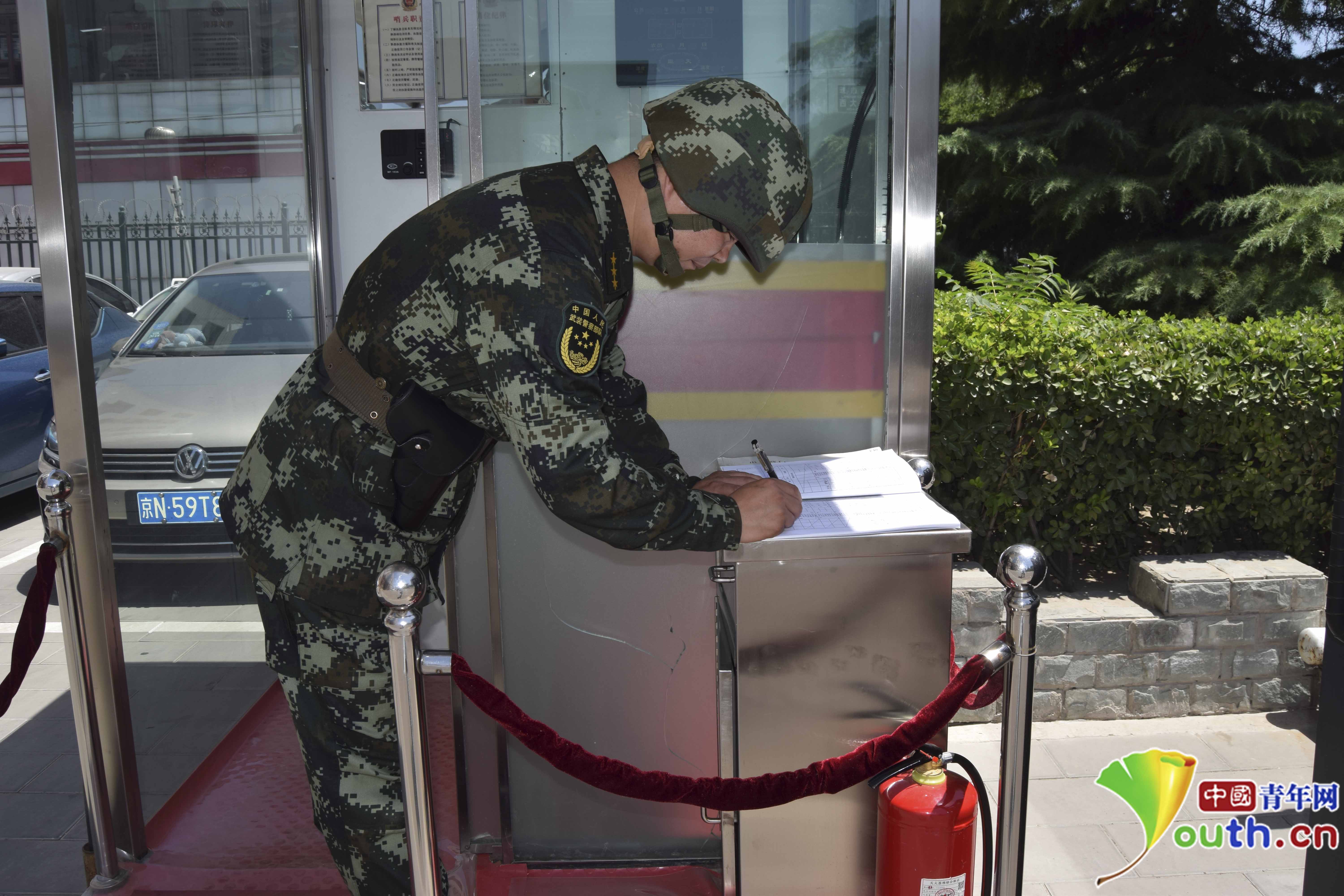 首都高温百余名武警校尉走上执勤一线送清凉