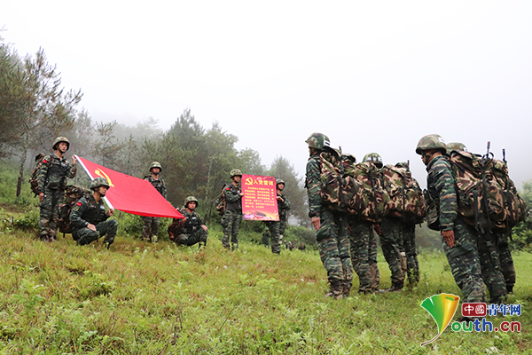冲锋路上,部队官兵重温入党誓词仪式.中国青年网通讯员王云海 摄