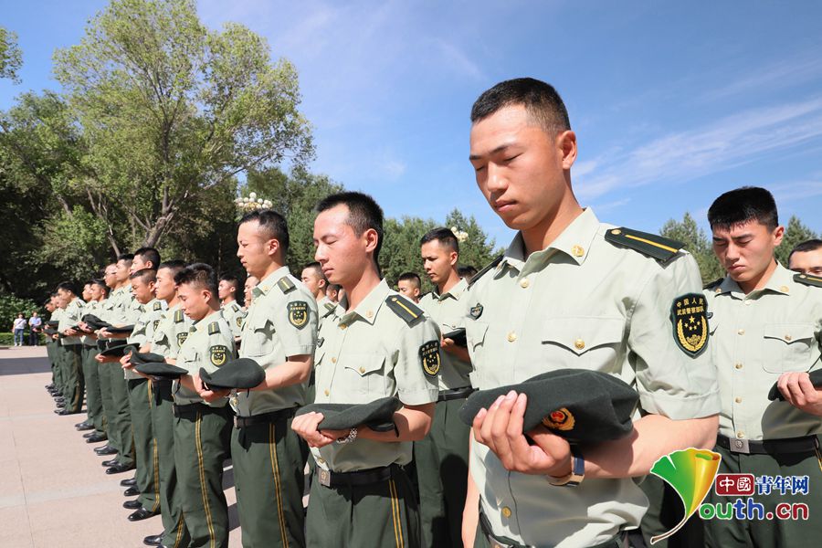 學員靜默哀悼革命烈士.武警工程大學烏魯木齊校區供圖