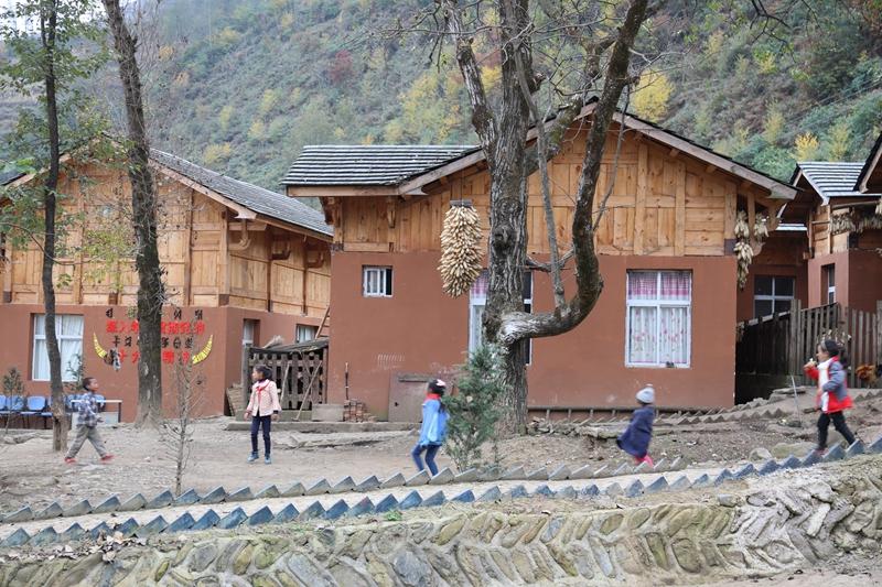 网络扶贫在凉山 | 听老党员讲脱贫变化:过去坐地上现在坐沙发