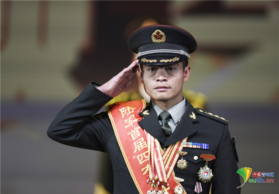 陆军举行首届"四有"新时代革命军人标兵颁奖仪式_新闻频道__中国青年