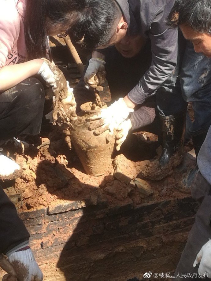 安徽绩溪县道路改造工程挖出古墓
