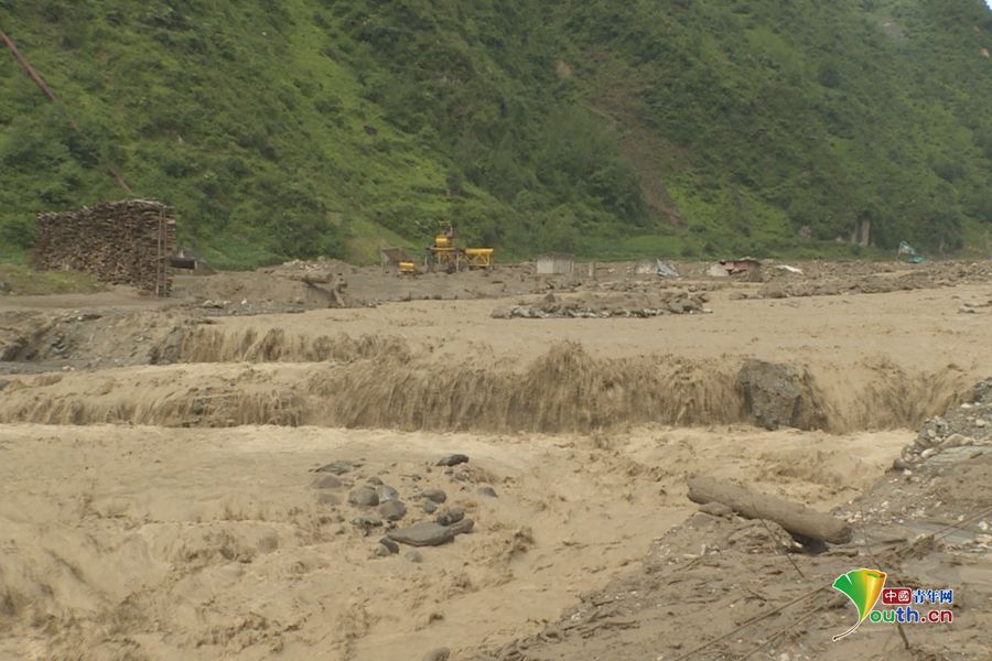 四川九龙突发山洪泥石流 940人安全撤离避险