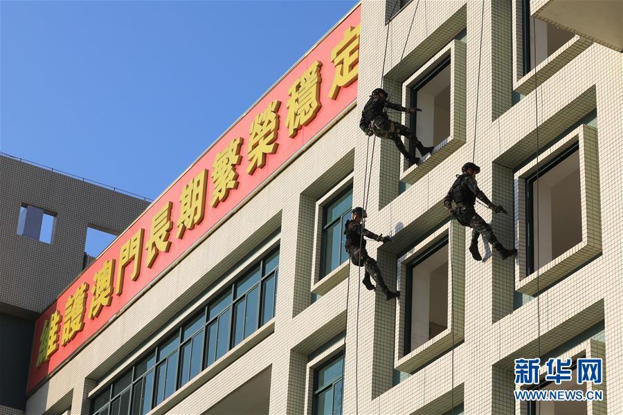八一军旗耀濠江中国人民解放军进驻澳门20周年纪实