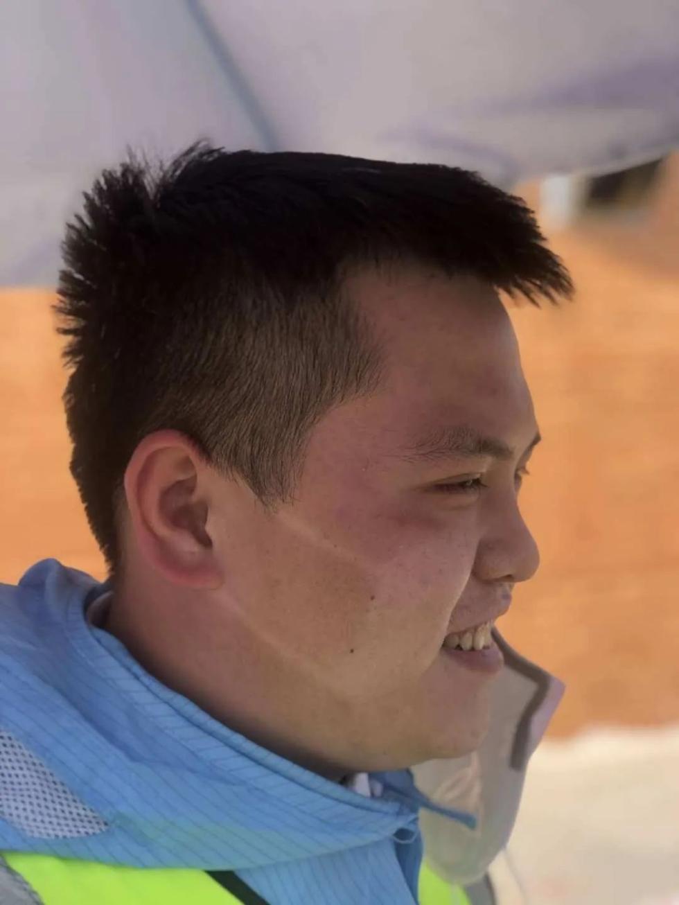 这张照片他不敢给老婆女儿看,却占据《人民日报》一整版