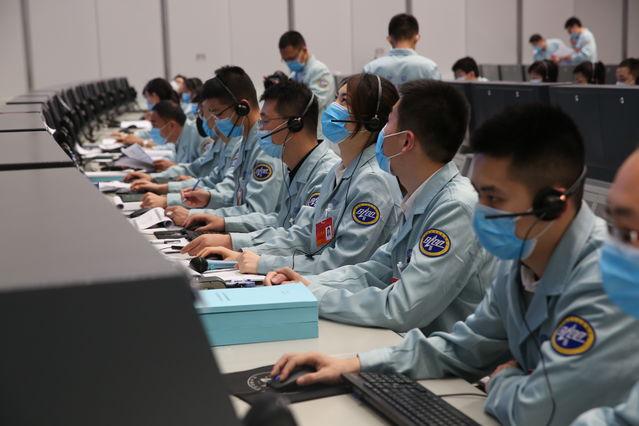 北京航天飞行控制中心第一指挥厅现场5月5日18时00分,长征五号b运载
