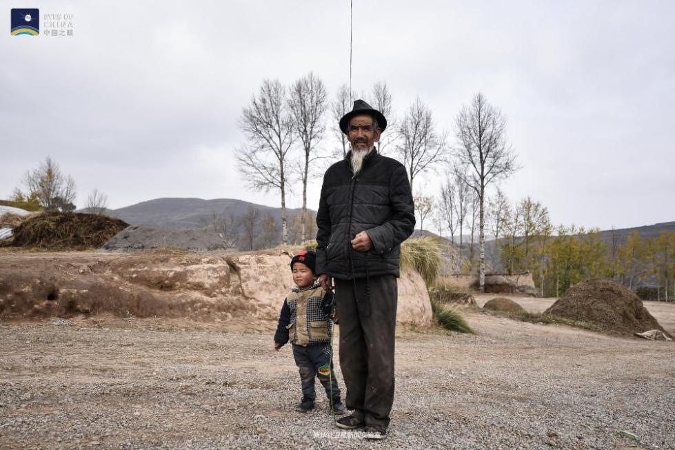 吕有荣生活在沙沟山时的照片.新华社记者 吴刚 摄