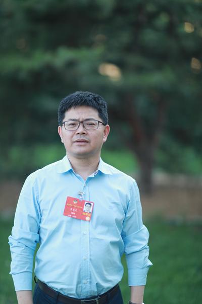 黄爱龙委员:建议对研究生毕业生进行分级评价_新闻频道_中国青年网