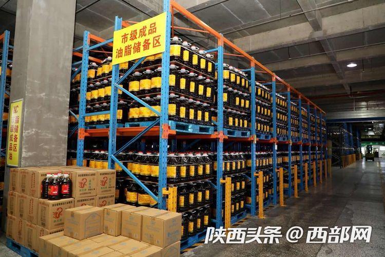 油品整齐排放在爱菊集团库房里