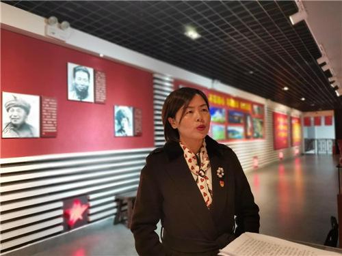 冕宁县委党校副校长罗珺向记者介绍党性教育活动开展情况.