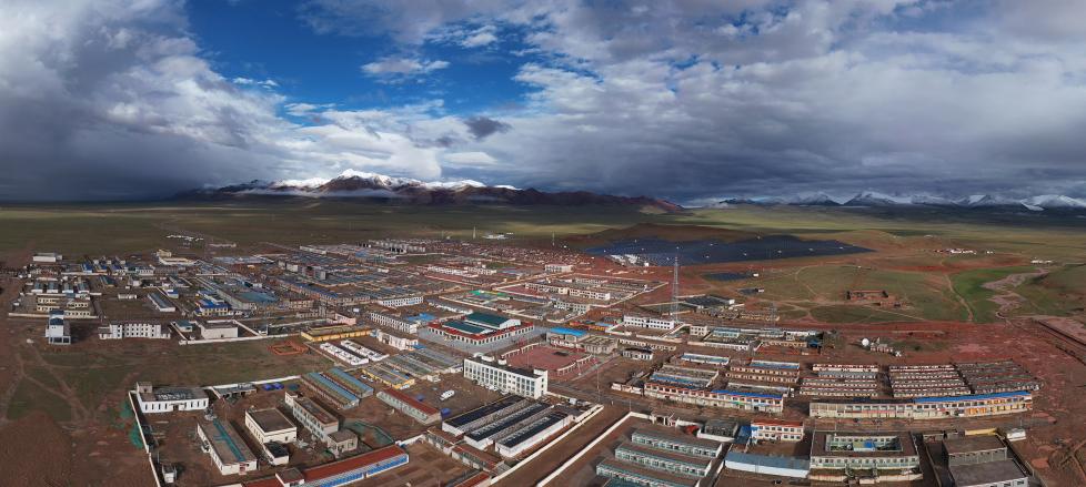 西藏那曲市双湖县县城一景(2020年8月5日摄,无人机照片)