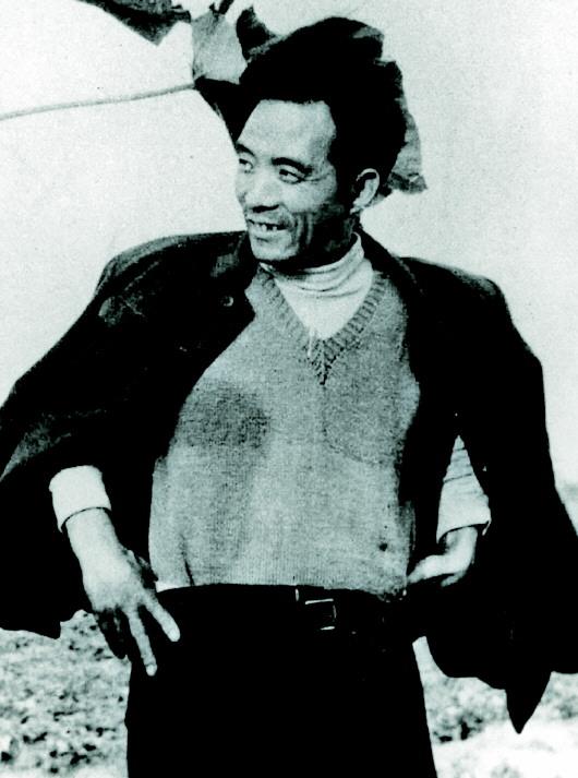 焦裕禄在泡桐前的留影(刘俊生摄).资料照片