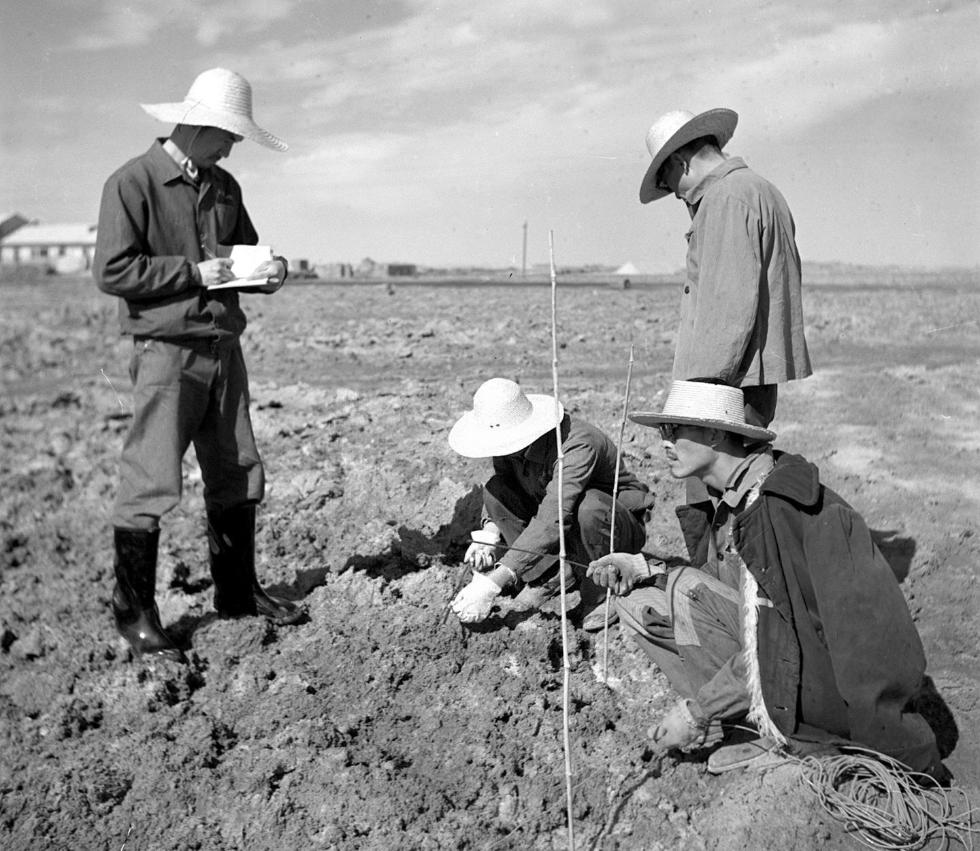 (资料照片)   74岁的盐湖集团退休职工王西臣1981年从部队转业,来到了