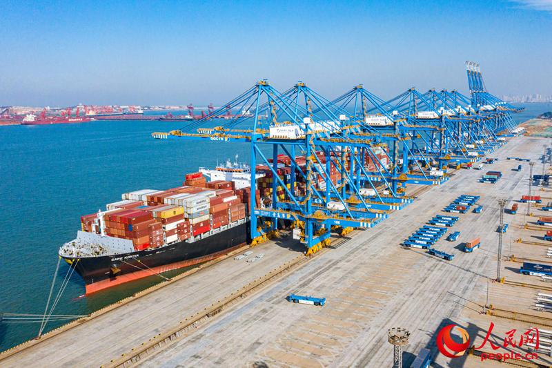 创新提升效率 青岛全自动化港口充满科技感