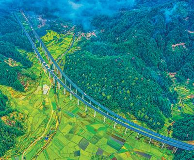 景婺黄高速公路途经婺源县溪头乡上溪村路段景色.