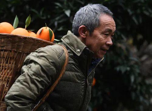 下庄人要想改变贫困,唯一的"突破口"就是修通从"井底"到"井口"的公路.