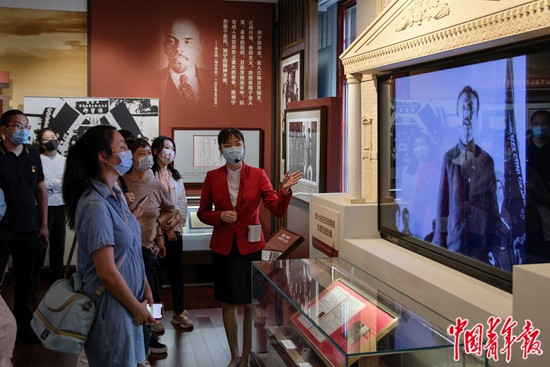 6月29日,北大红楼"光辉伟业 红色序章"主题展上,人们在观看李大钊生前