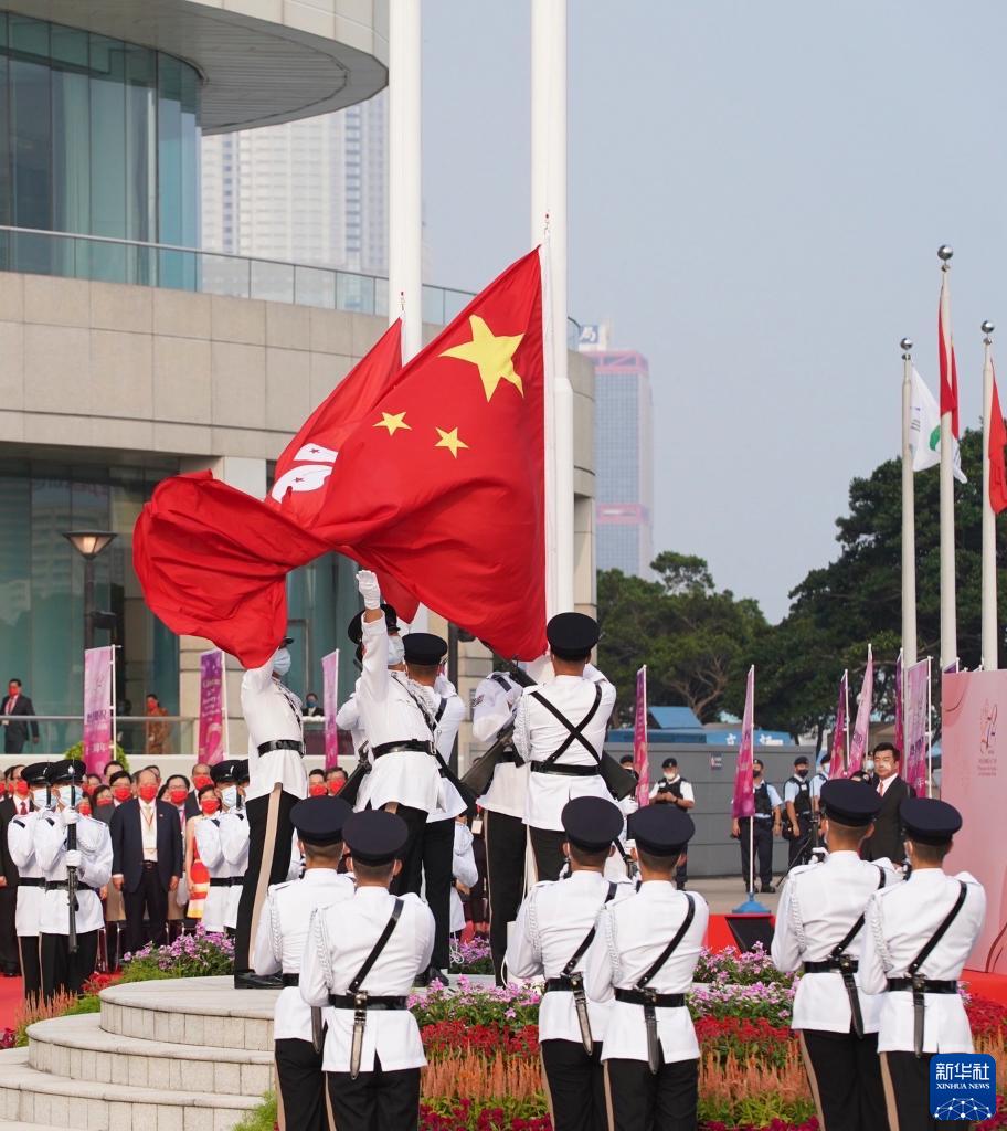 10月1日,香港特區政府在金紫荊廣場舉行升旗儀式.