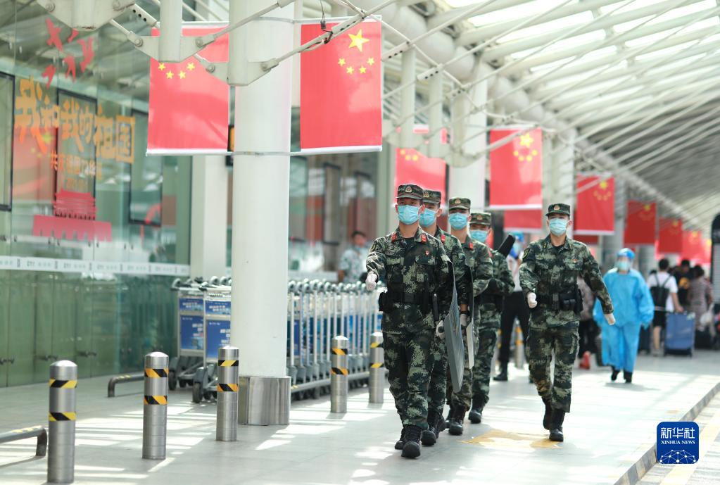 10月1日,武警海南总队三亚支队官兵在三亚凤凰国际机场巡逻执勤.