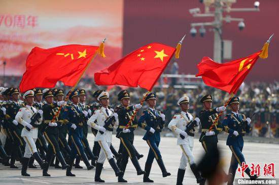 资料图:解放军仪仗方队.中新社记者 富田 摄