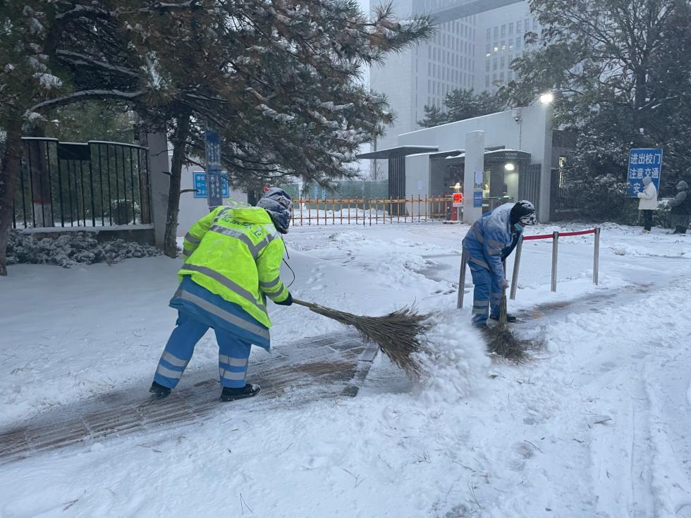 工作人員在高碑店區域進行融雪鏟冰作業(央廣網發 北京環衛集團供圖)