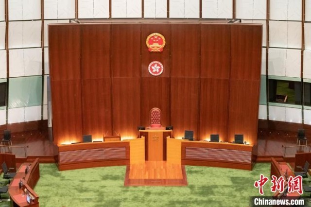 香港立法会会议厅悬挂国徽及区徽第七届立法会首次会议准备就绪