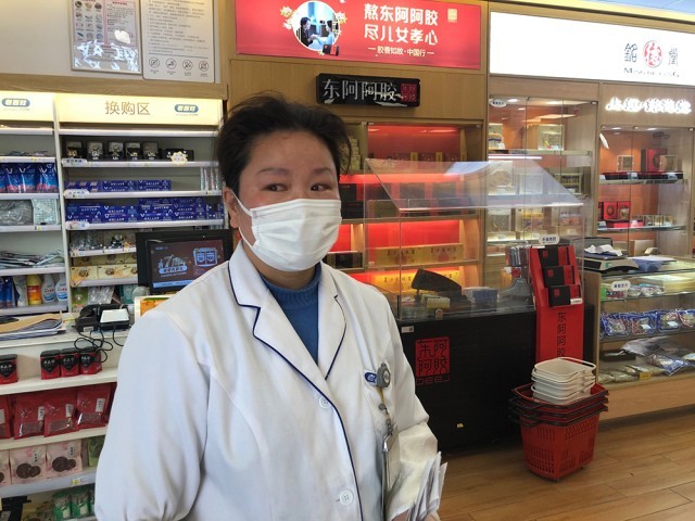 直击上海浦西封控首日南京路几乎没人药店和配送站很忙