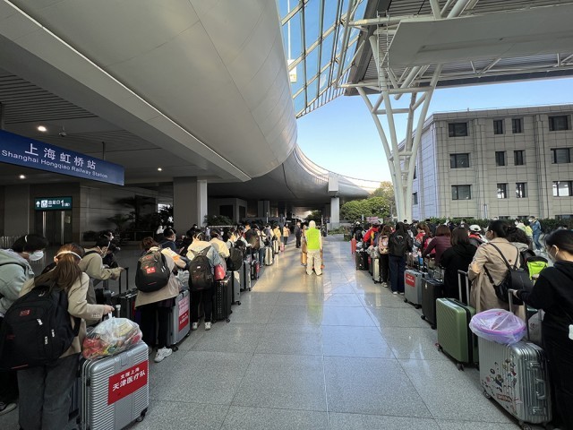 来自武汉天津南昌等地数千名援沪医疗人员今天乘高铁抵沪