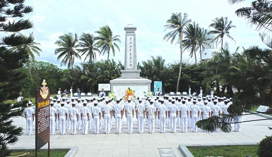 西沙某水警区琛航岛官兵祭奠海战烈士.