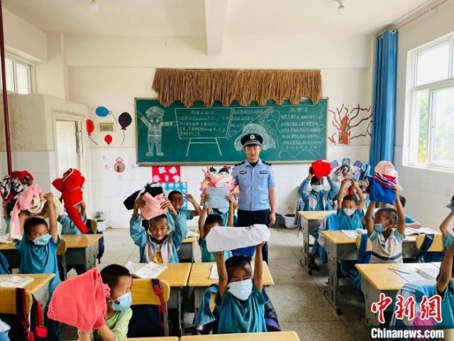 【十年@每一个奋斗的你】戍边民警捐资助学6年:从“谢谢大哥哥”到“谢谢警察叔叔”