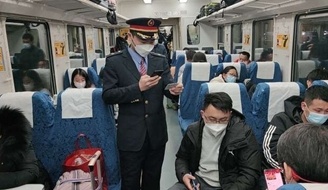  Passengers "butler" in the carriage of Spring Festival travel have taken more than 20000 steps on a train.jpg