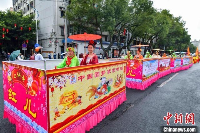 ͼΪ��װ��ƥ������Ѳ�ζ����а��ݡ�����Ů������Ա�����ڻ��֡������Ʒ� ��