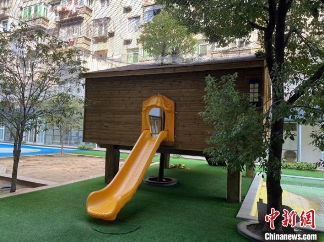 广场内的树木全部保留,并围着树木搭建了树屋。 李韵涵 摄