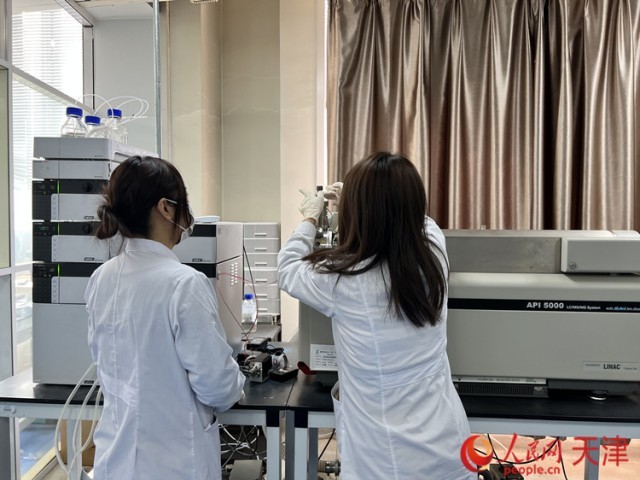 瀚盟测试科技(天津)有限公司的工作人员正在给设备做调试。人民网记者 孙翼飞摄