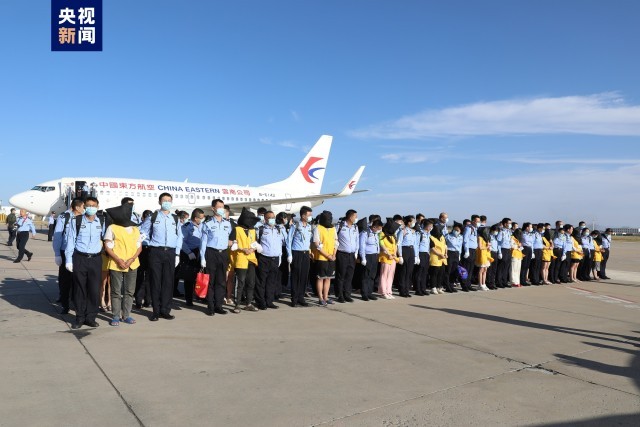 内蒙古公安机关押解40名缅北电信网络诈骗犯罪嫌疑人归案