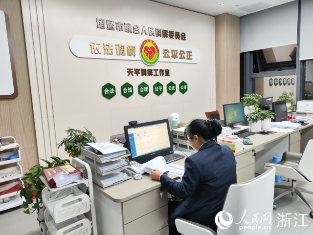 ��ƽ���⹤����רְ����Աʯɺɺ���ڴ������ס������� ����������