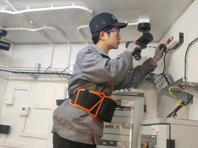 ��ǿ�ڰ�װָʾ�ƺ�ʵѵ�С������� ��