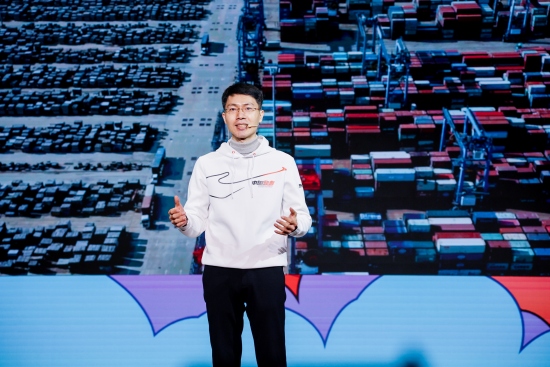 “何以中国·向海泉州”网络主题活动现场,吴荣照讲述创业经历。泉州广播电视台供图