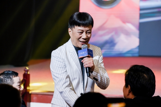 “何以中国·向海泉州”网络主题活动现场,陈百潭演出时与观众互动。泉州广播电视台供图