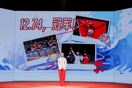 “何以中国·向海泉州”网络主题活动现场,林雨薇讲述夺冠经历。泉州广播电视台供图