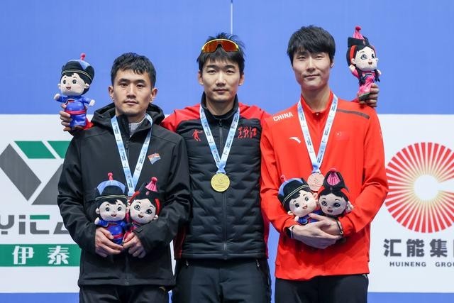 1月12日,“十四冬”速度滑冰(公开组)男子500米比赛,冠军黑龙江队选手高亭宇(中)、亚军辽宁队选手杨涛(左)、季军河北队选手李添龙在颁奖仪式上合影。新华社记者 王楷焱 摄