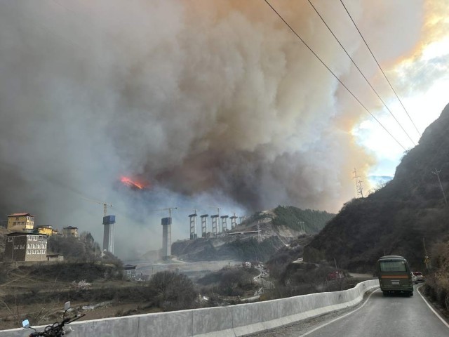 四川甘孜雅江山火致国道318线部分路段临时封闭