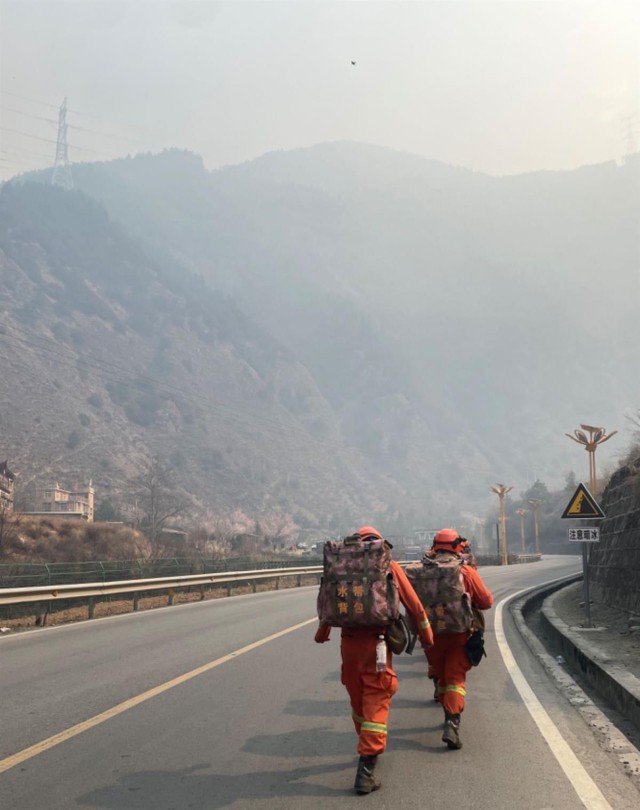 雅江山火两个火场仍有火线，多支森林消防开展灭火行动